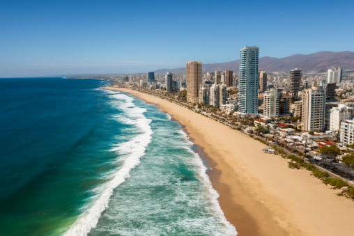 Pemandangan udara pantai Cavancha dan bangunan kota Iquique