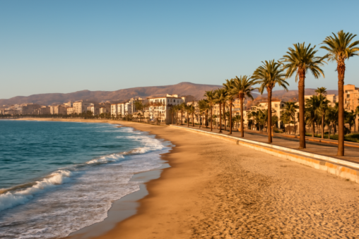 Pemandangan pantai dan promenade di kota Iquique, Chili utara